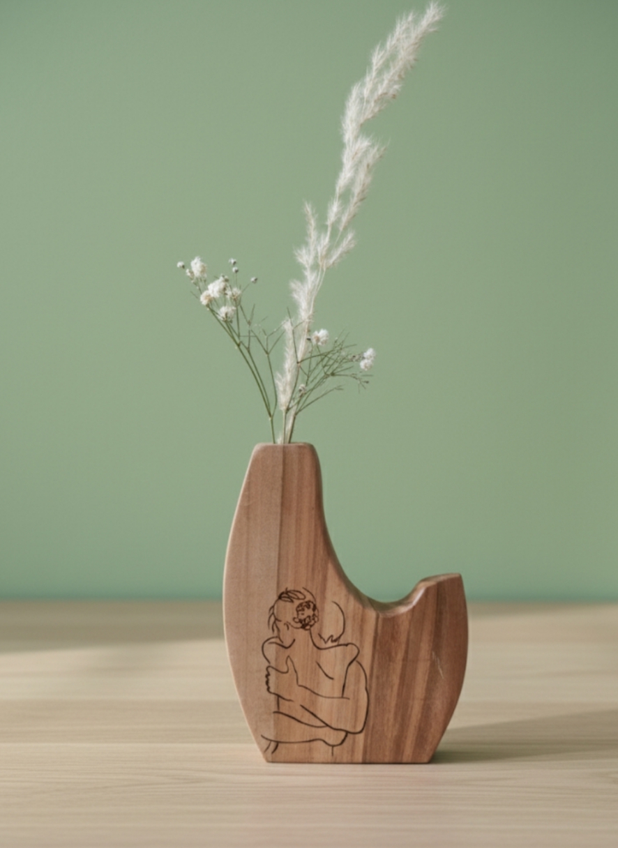 گلدان چوبی دفرمه سوخته نگاری طرح اغوش
